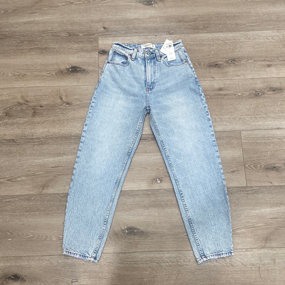 NWT Abercrombie & Fitch Light Blue Women’s High Rise Mom Jean Size 24 Short